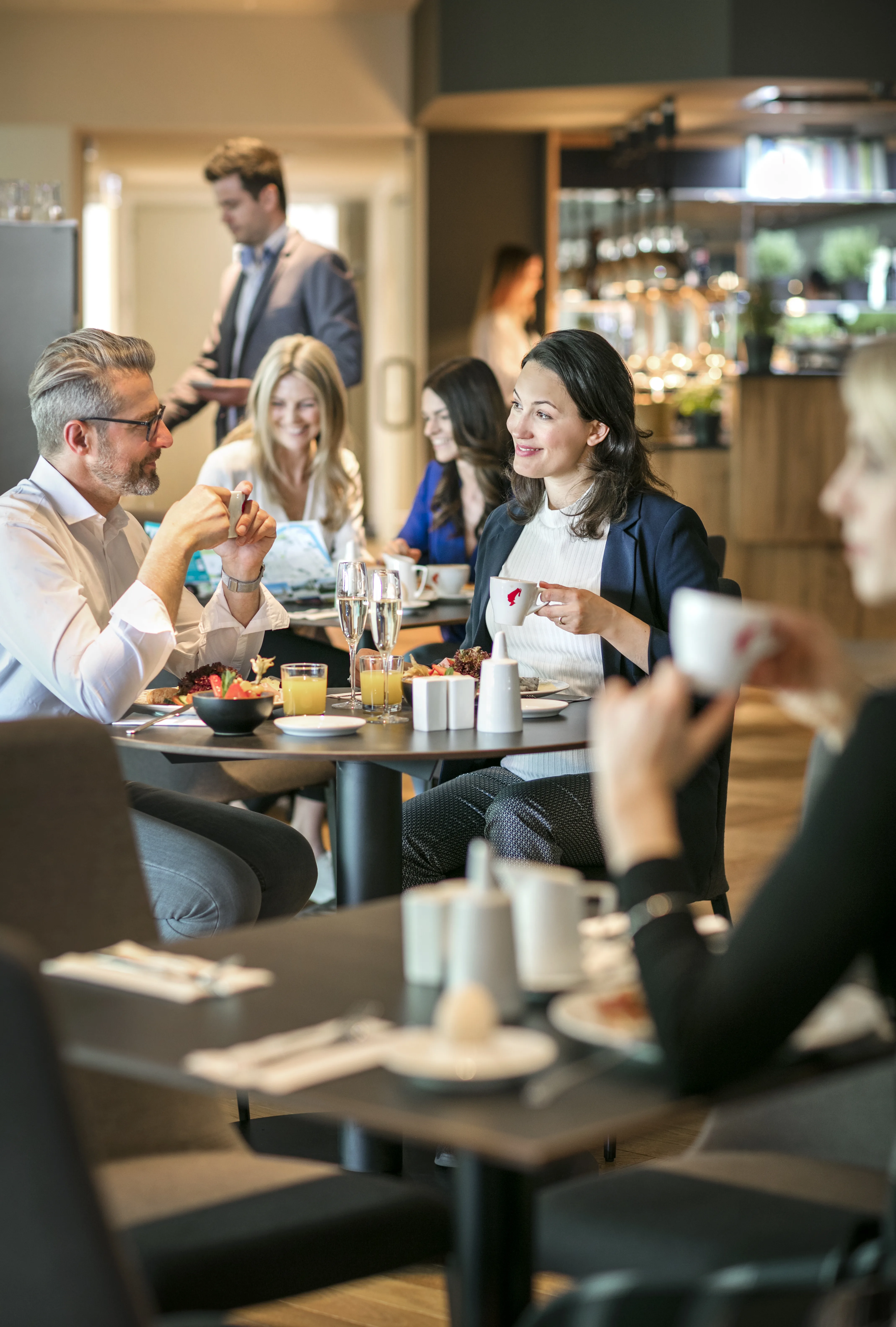 Eine Gruppe von Menschen genießt ein Frühstück in einem modernen Restaurant.